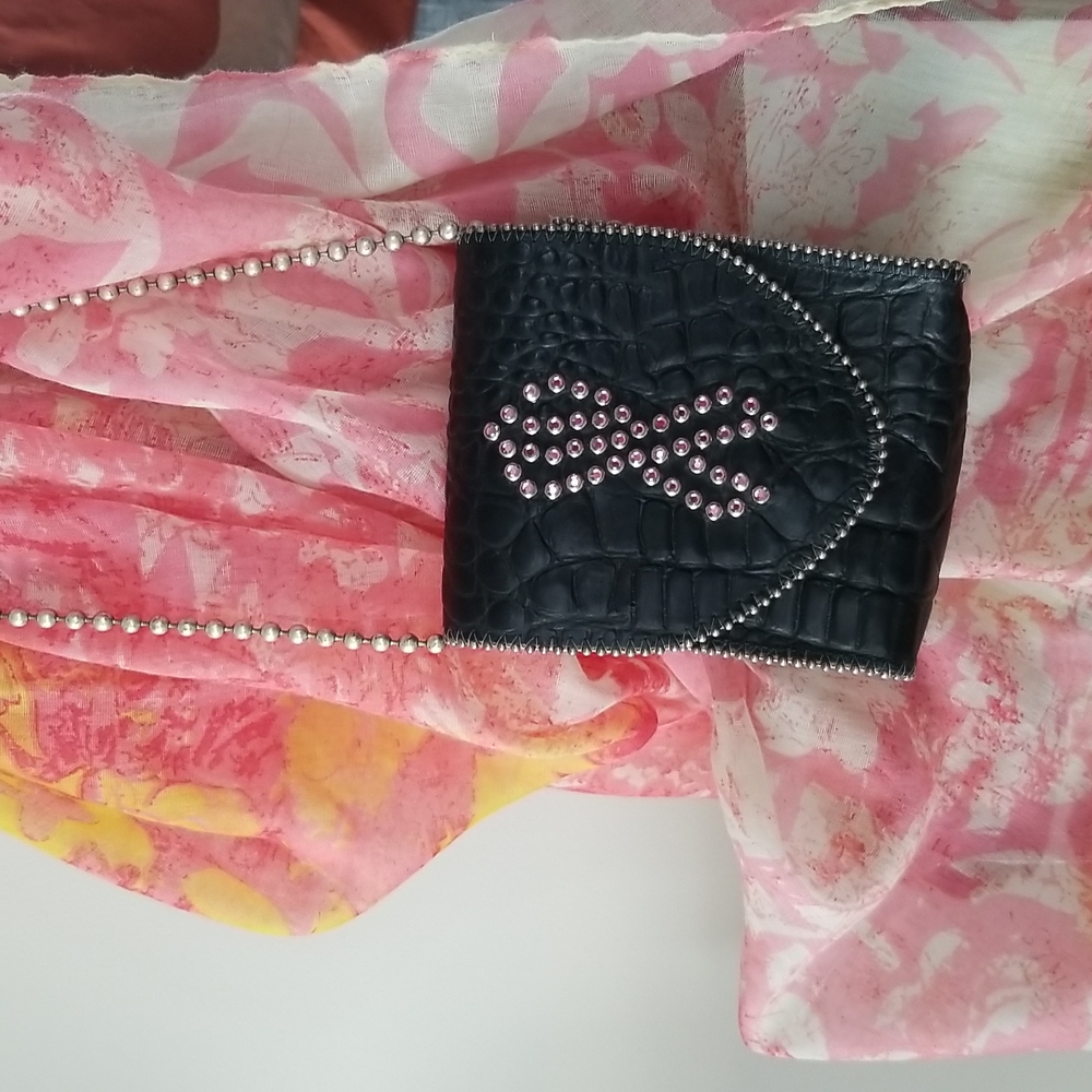 🧚‍♀️BIG SALE🧚‍♀️ROMAG crossbody bag. Black leather with chrome beads